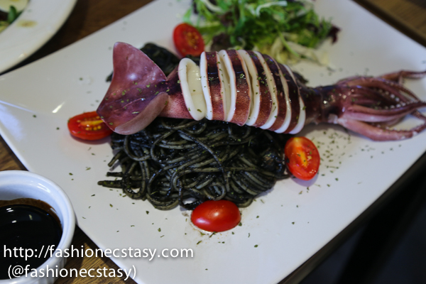 霸王鮮魷墨魚麵/ Squids, Basil with Squid Ink Sauce Pasta（$220）