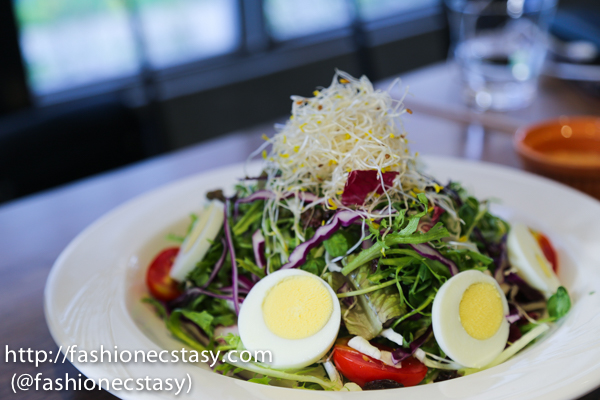 Salad with mixed vegetable, boiled egg in Thousand island sauce